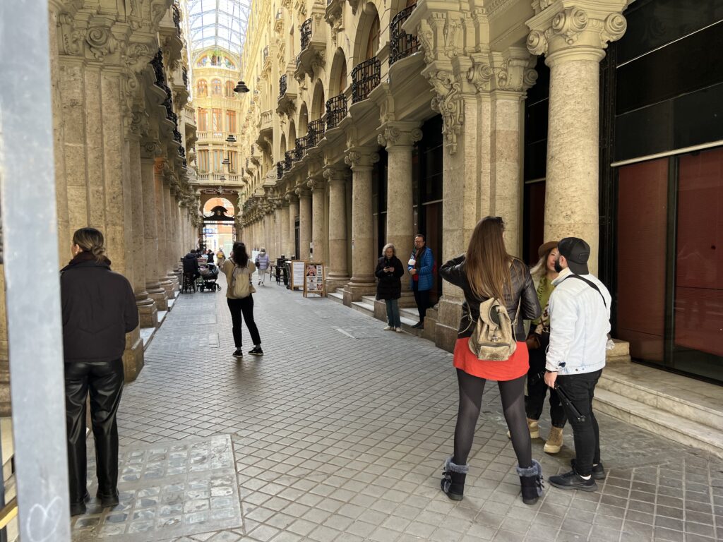 Tiktokers en el Pasaje de Lodares