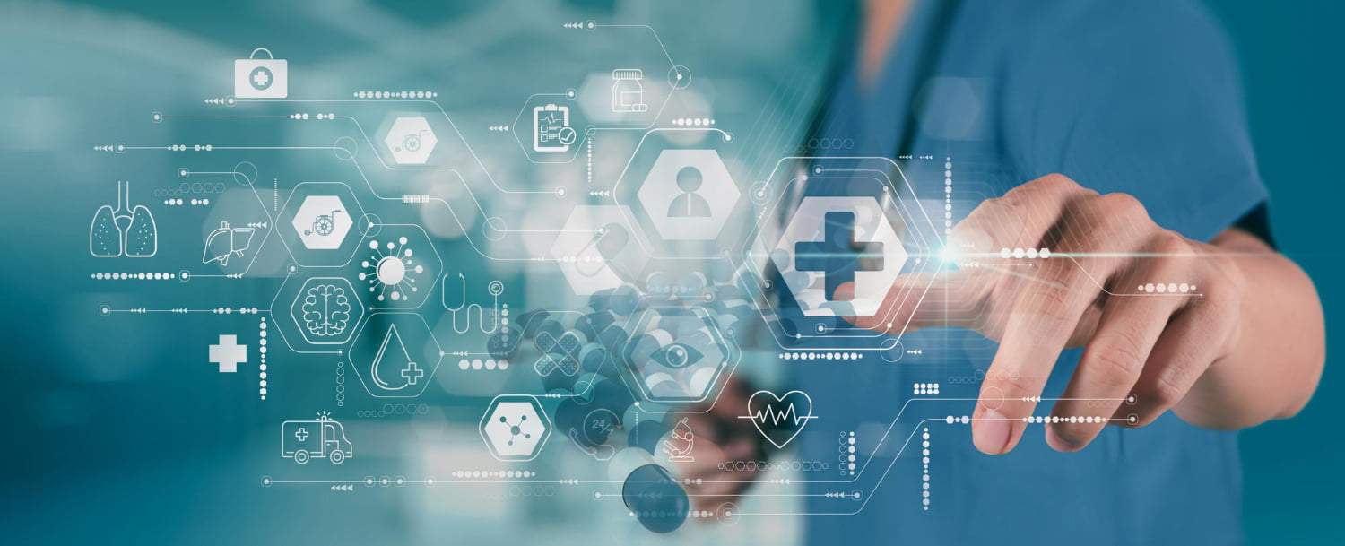 medico que utiliza computadora moderna diagnosticar interfaz paciente registro medico electronico virtual